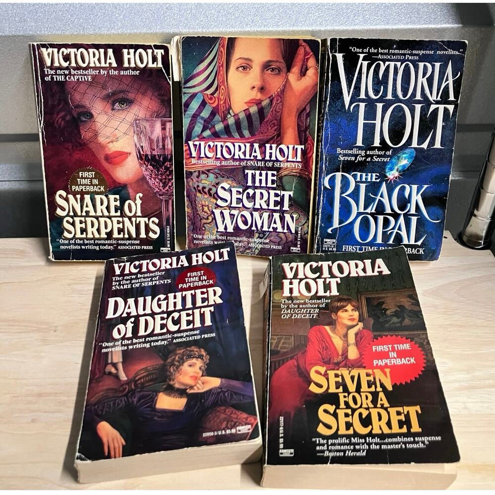 Victoria Holt Books‎ Lot of 5, 90s, Vintage, Paperback Novels